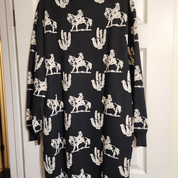 Black and White Western Print Sweater Dress - Picture 4 of 5